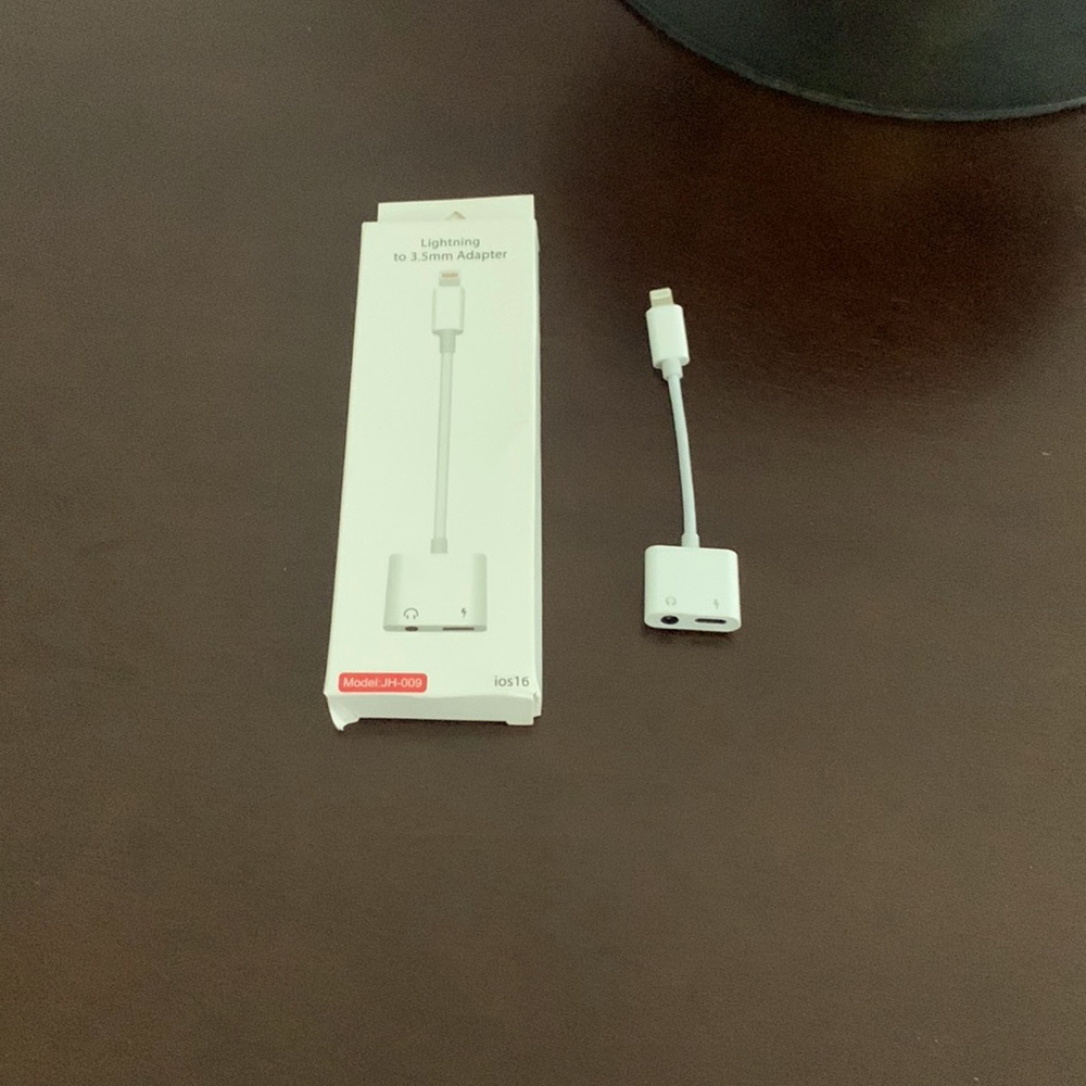 Lightning to 3.5mm Adapter